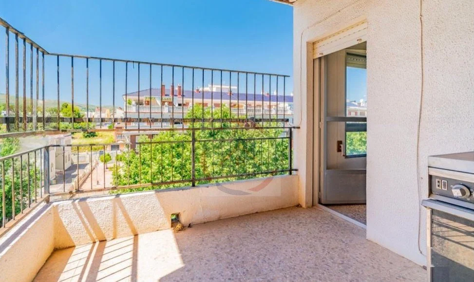 Central Albaida fixer-upper, four-bedroom flat