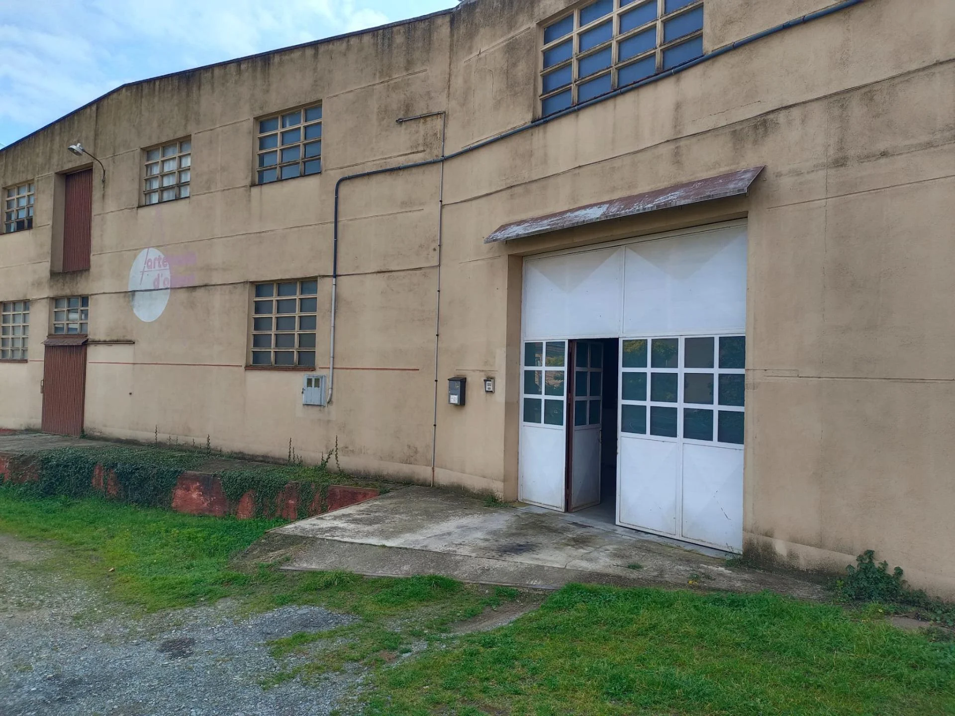 Nave industrial con vivienda de un dormitorio