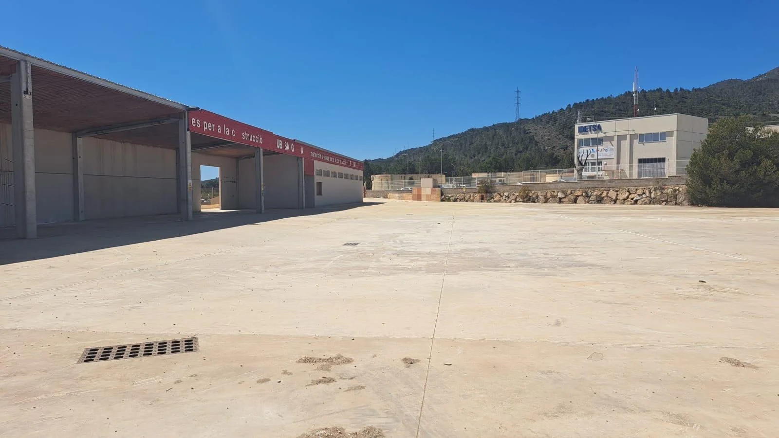 Solar industrial con almacén, 9.491 m²