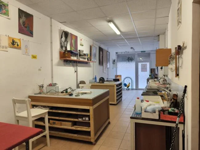Reformed 151 m² commercial unit
