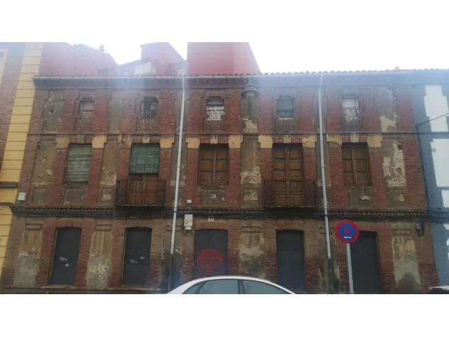 Urban plot with eight-home redevelopment potential