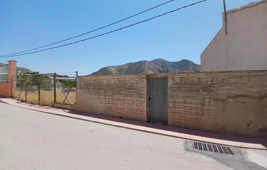 Plot in Algueña, ready for investment