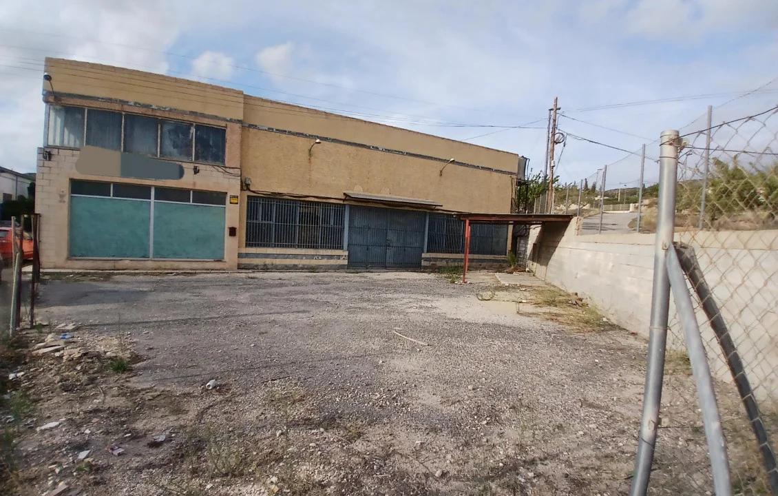 Industrial warehouse in Algueña for sale