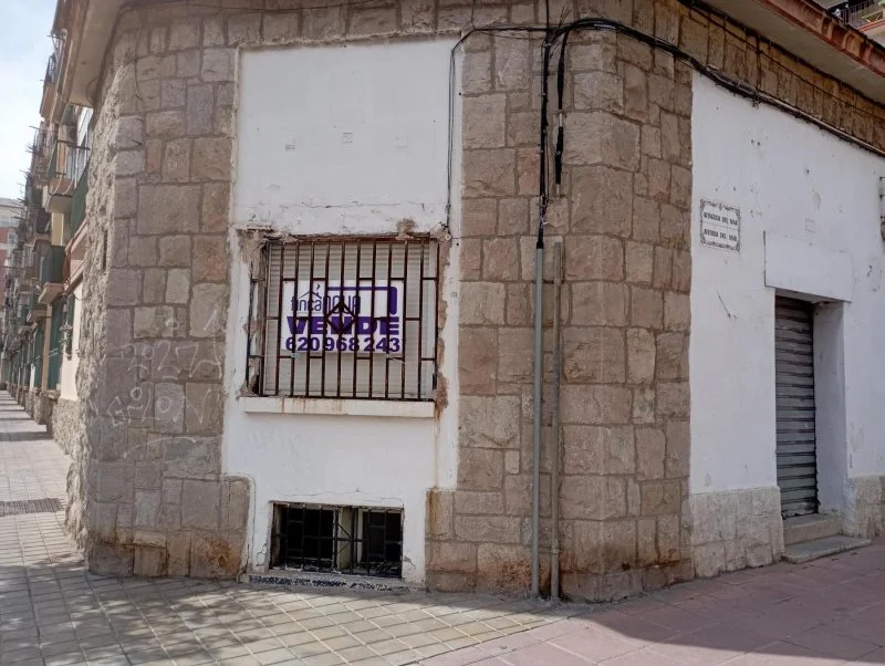 Local esquinero comercial con sótano