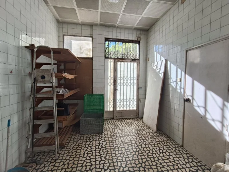 Street-front commercial unit with smoke outlet