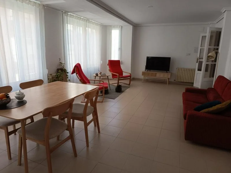 Central three-bedroom flat with lift