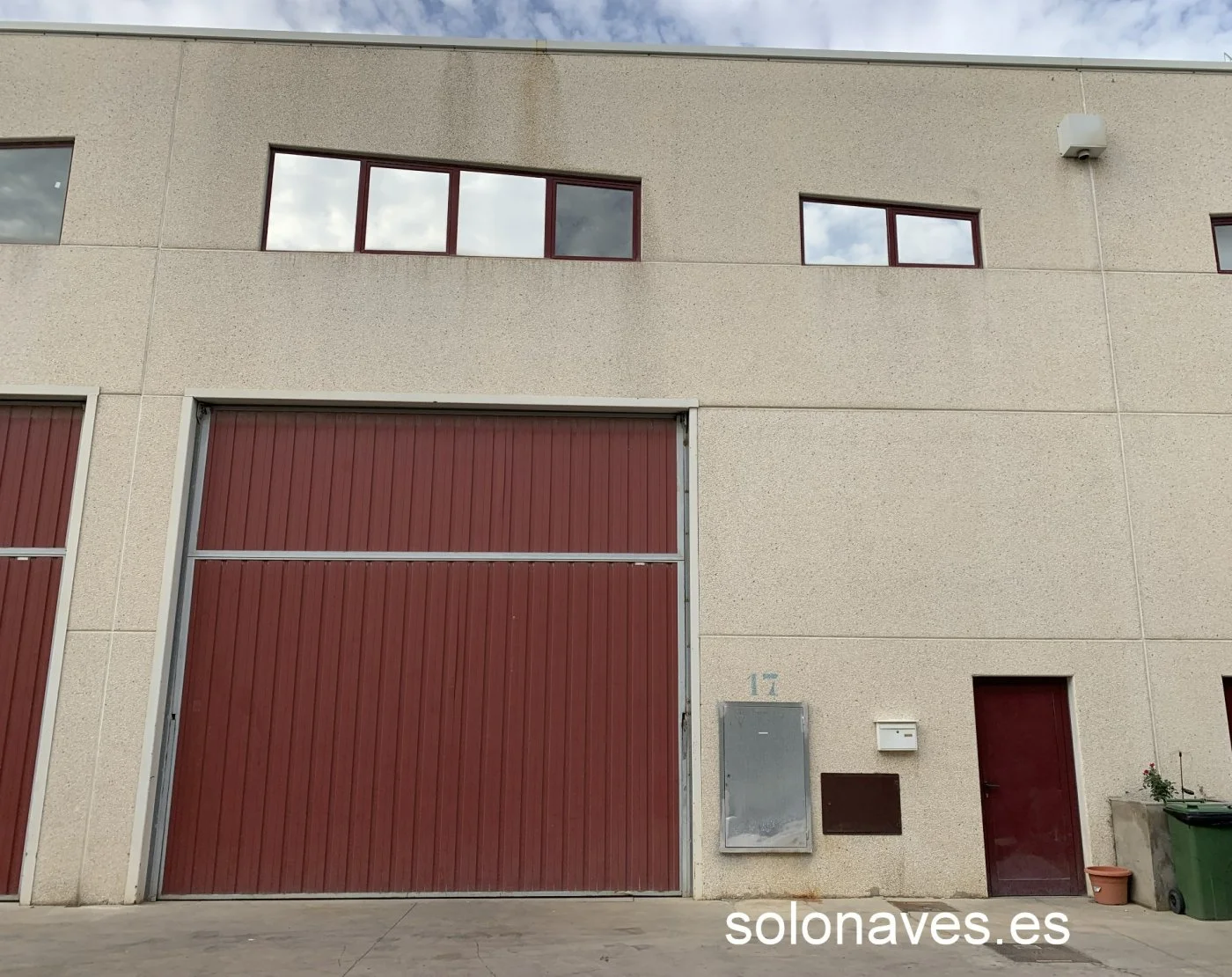 Two industrial warehouses, 800 m² total