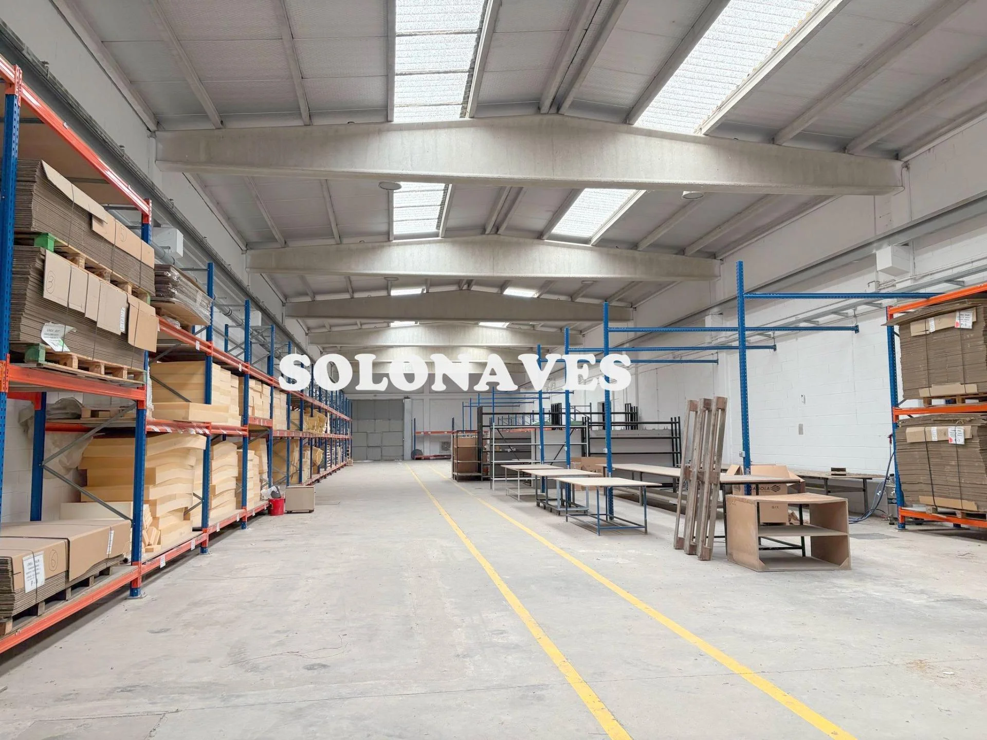 Connected industrial warehouses with 1,350 m²