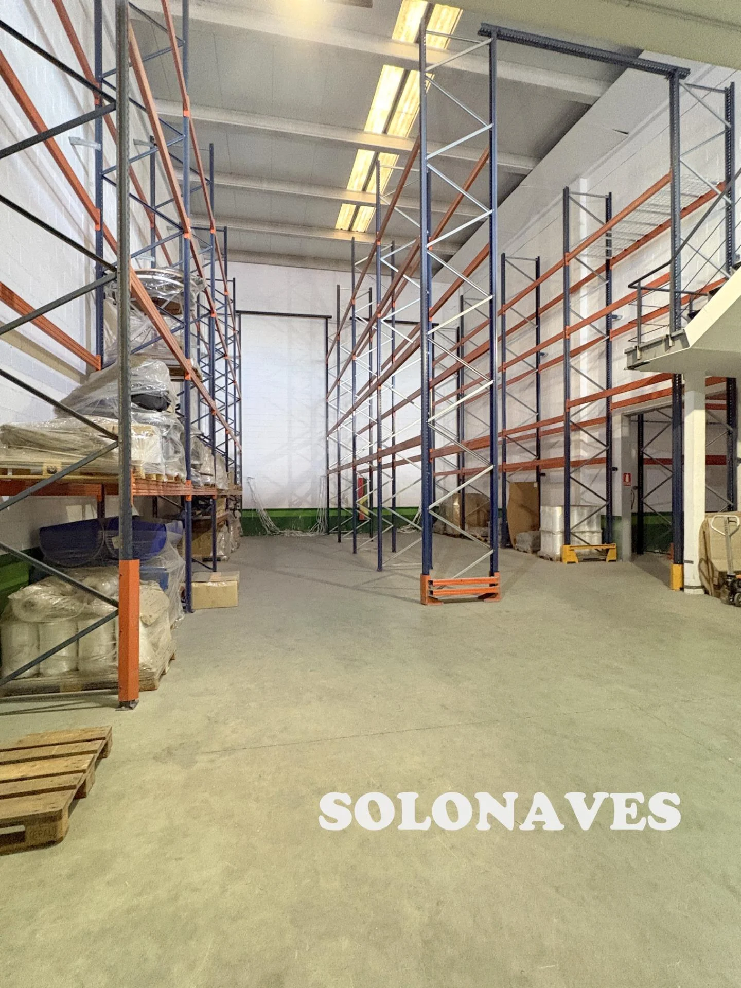 Industrial warehouse in Empresarium, 310 m²