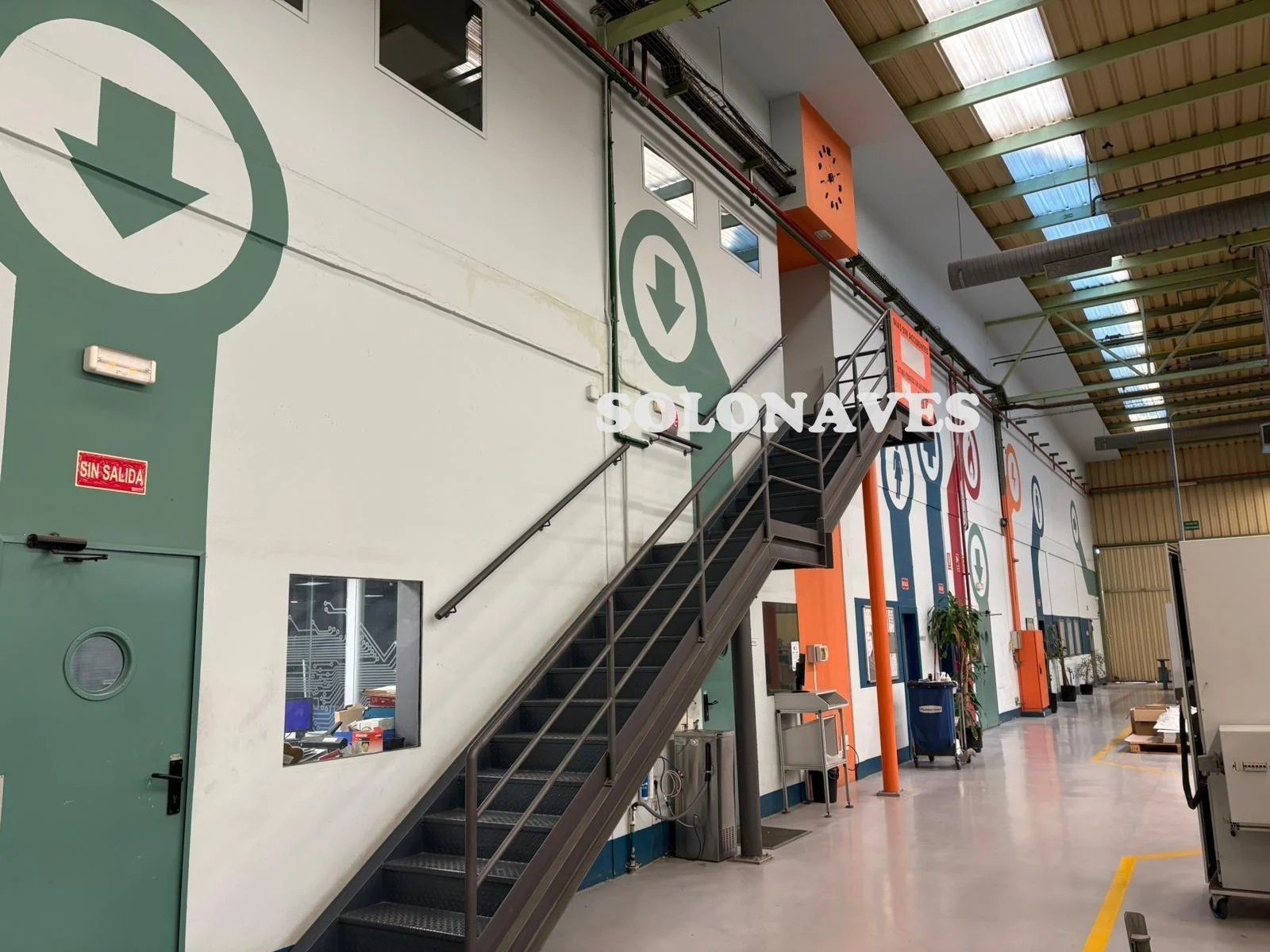 Industrial warehouse with 8,315 m²