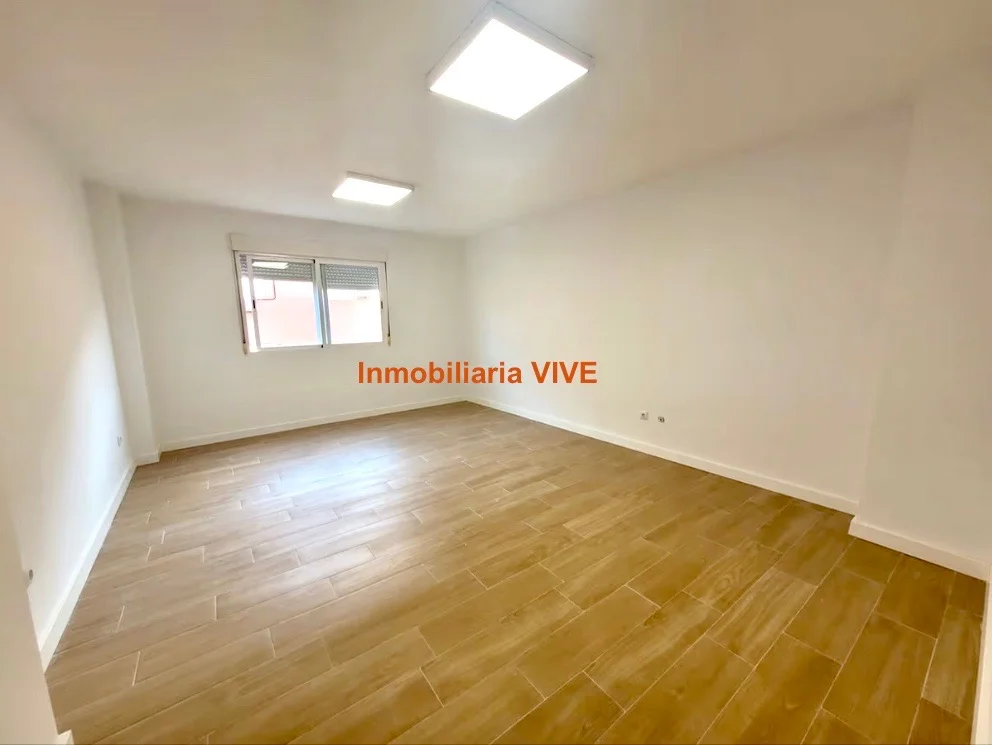 Renovated four-bedroom flat with garage