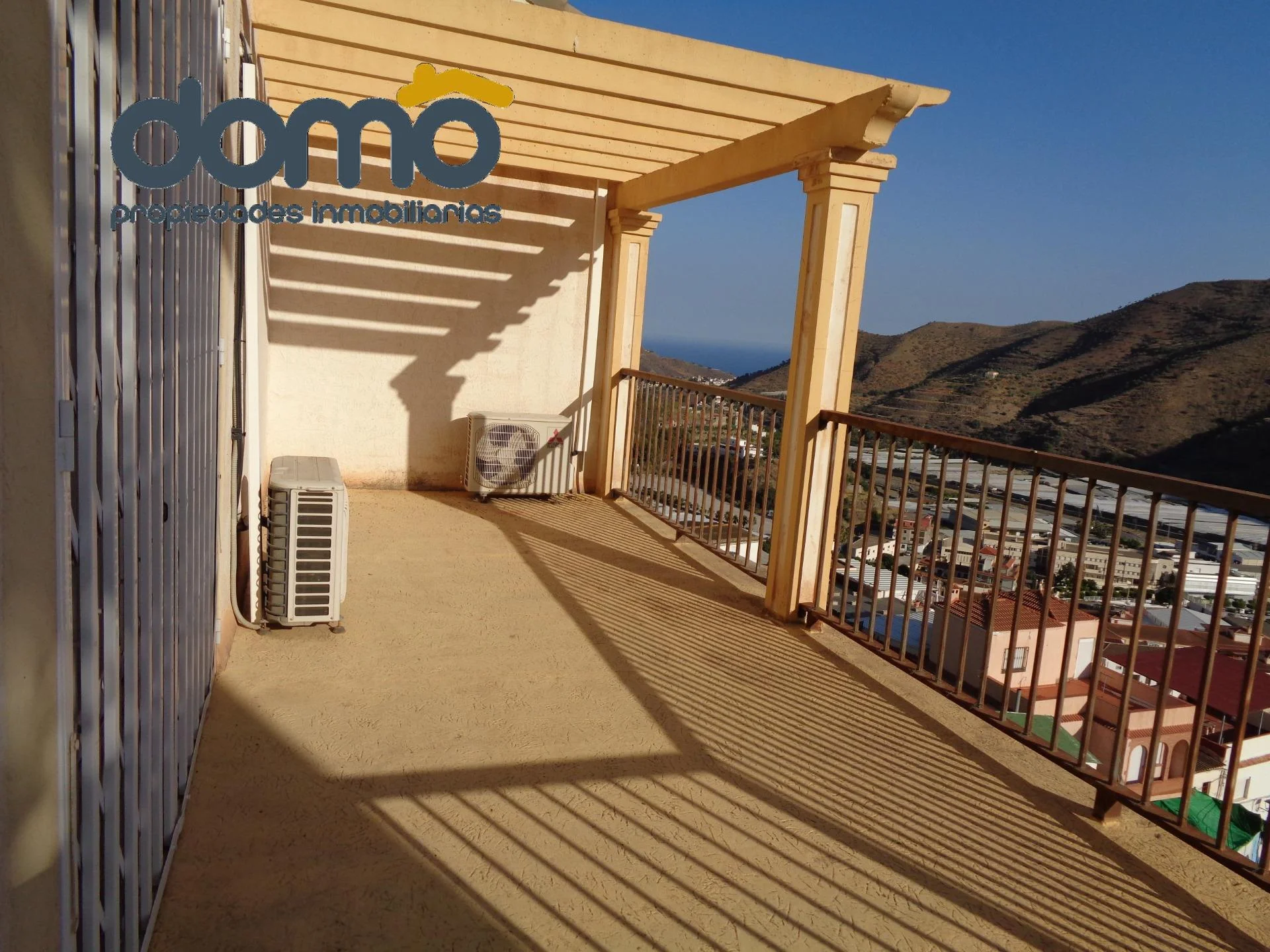 Piso de dos dormitorios con terraza en Albuñol