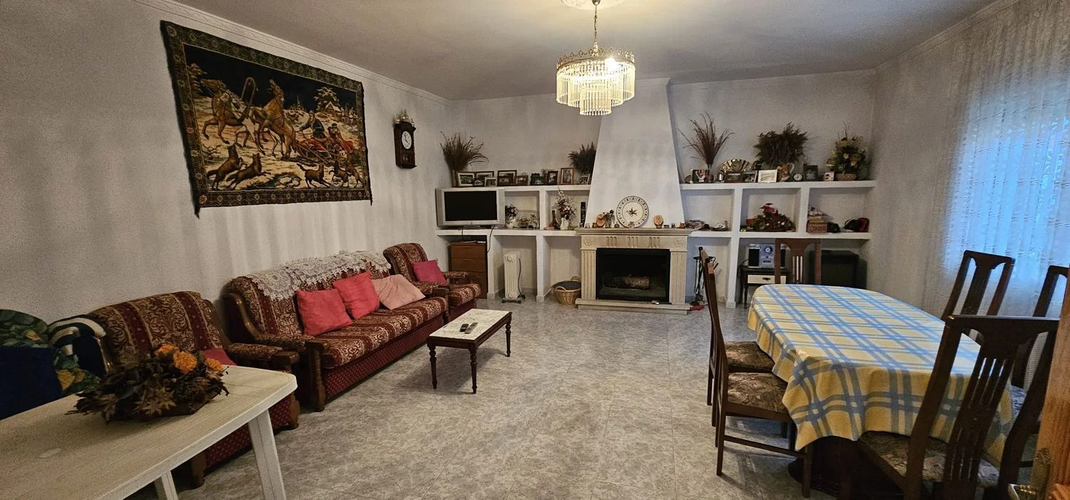 Chalet de dos viviendas con vistas montañosas