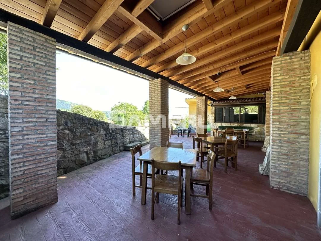 Equipped restaurant with rural lodging