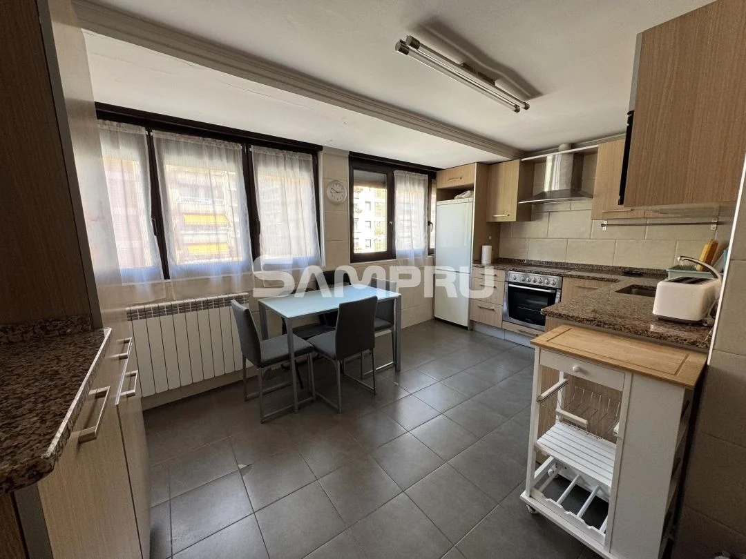 Piso céntrico en Mondragón con tres habitaciones