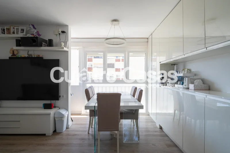 High-floor Barcelona flat with sea views