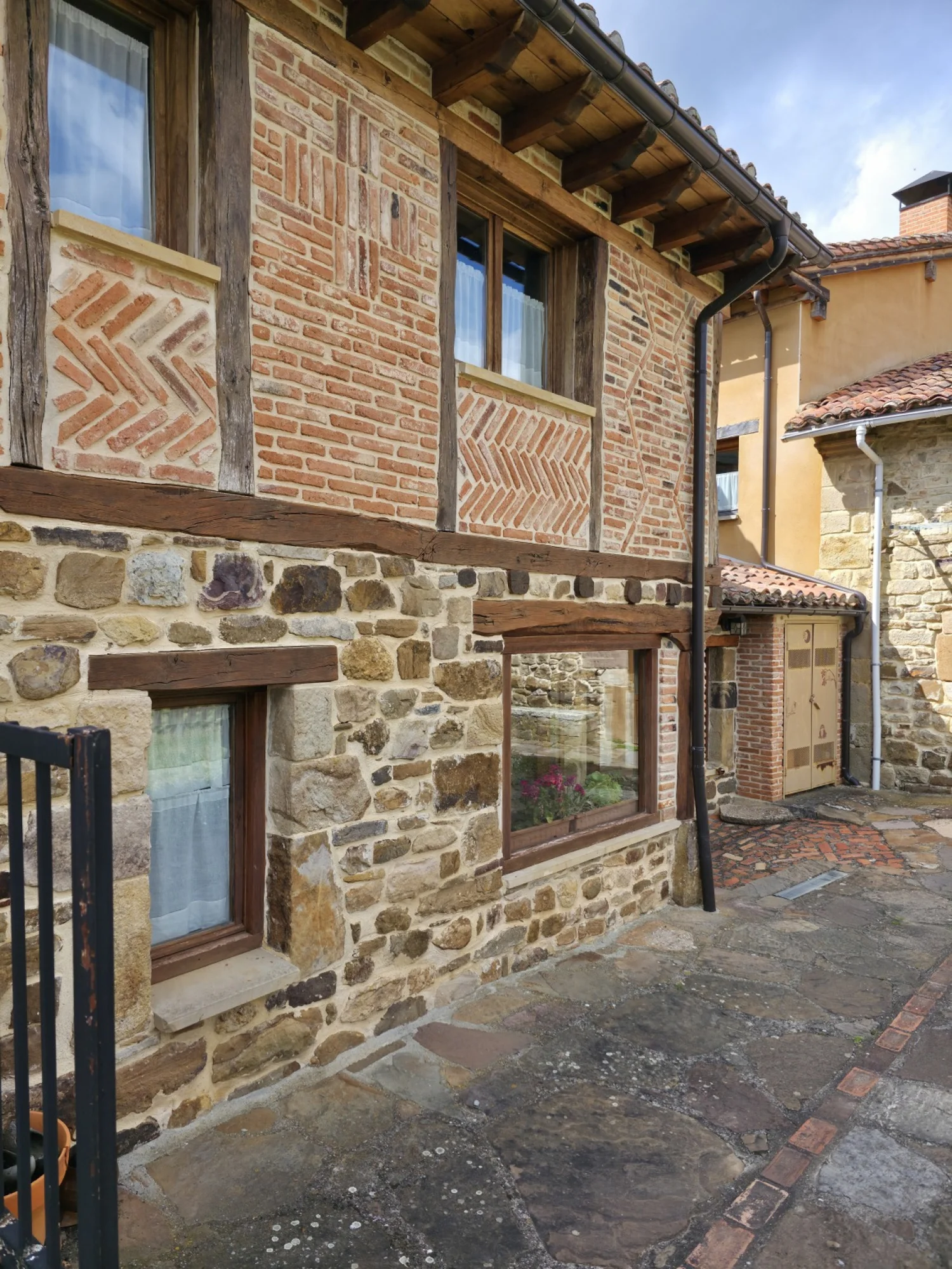 Operating rural complex, 11 rooms