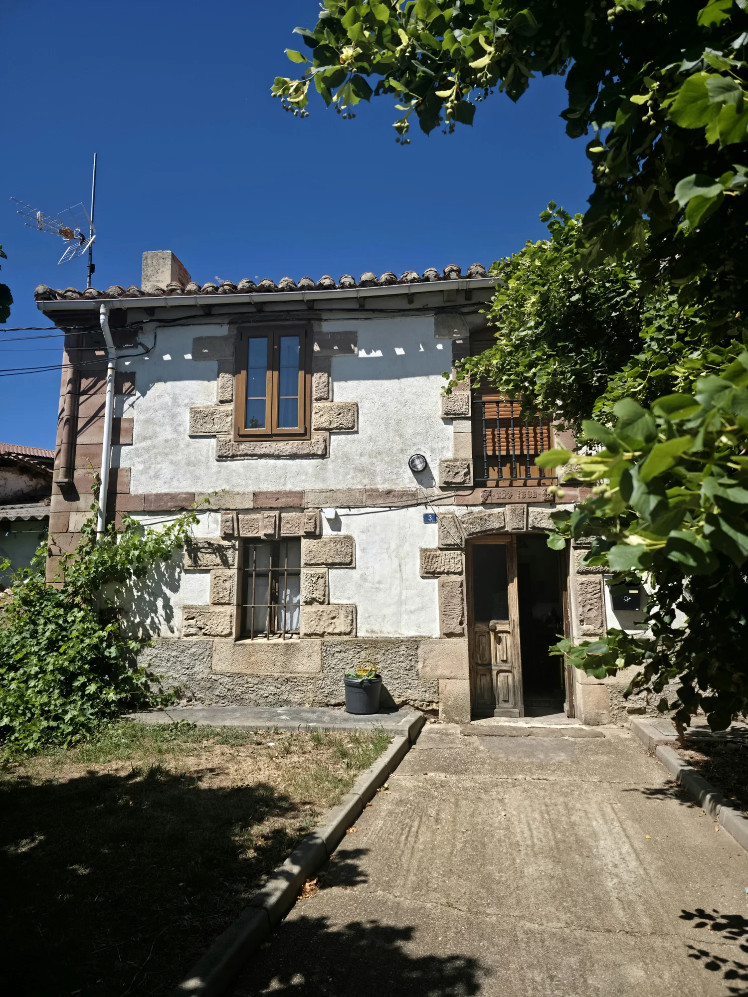 Traditional house with renovation potential