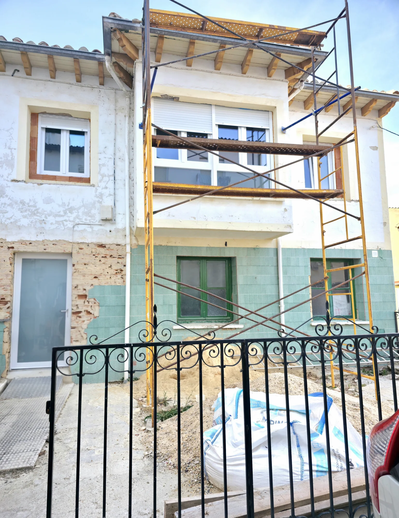 Two-unit investment building in Aguilar