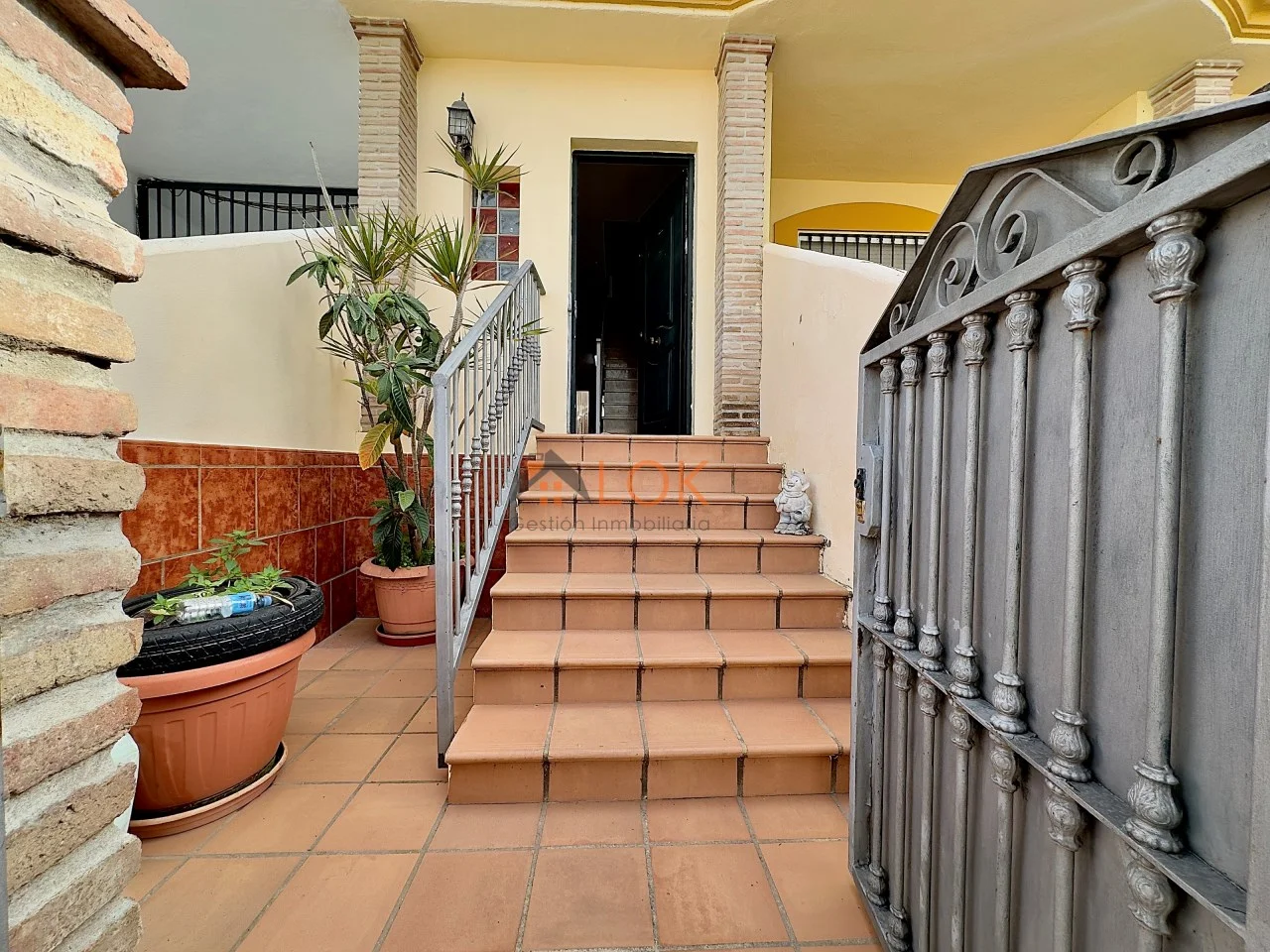 Three-floor Churriana chalet, four bedrooms