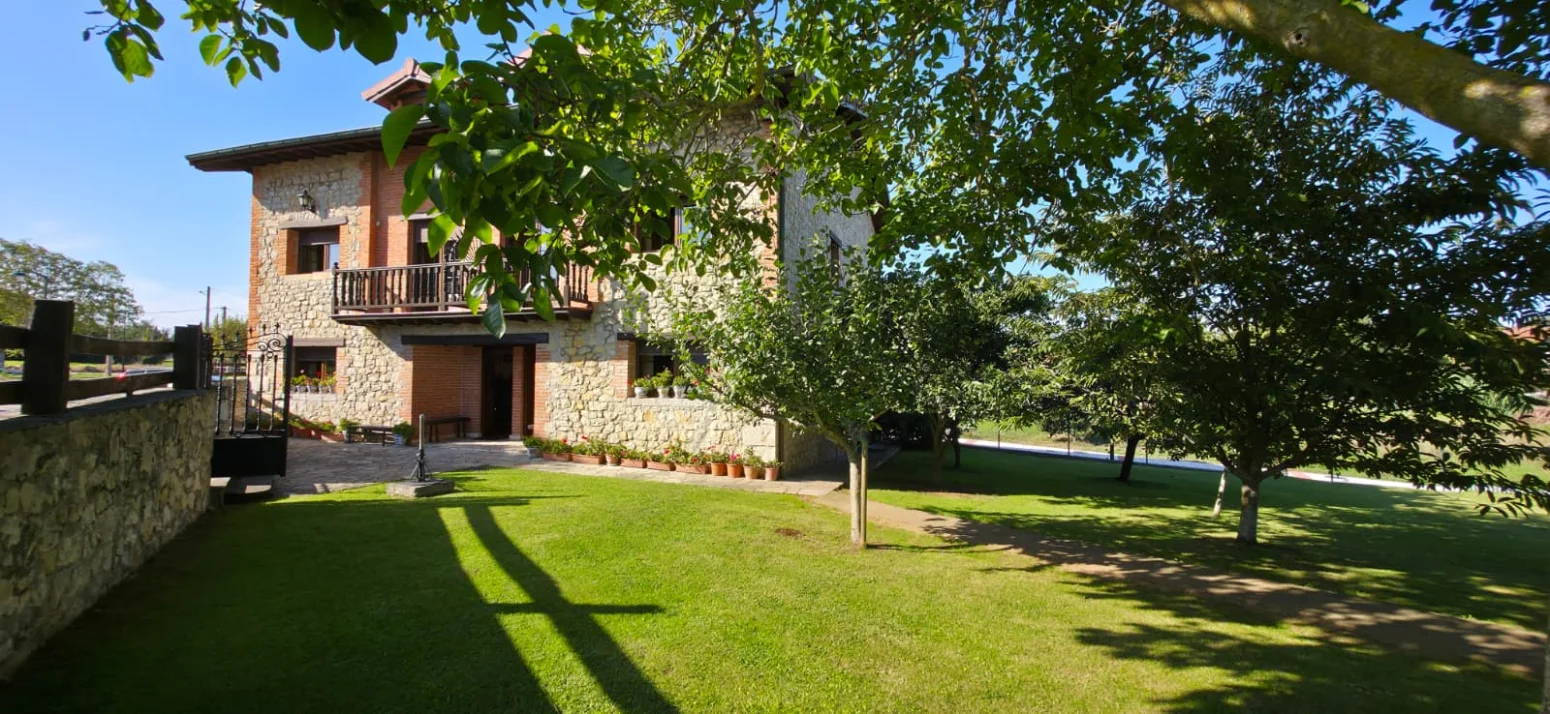 Casa de piedra con dos viviendas y gran jardín