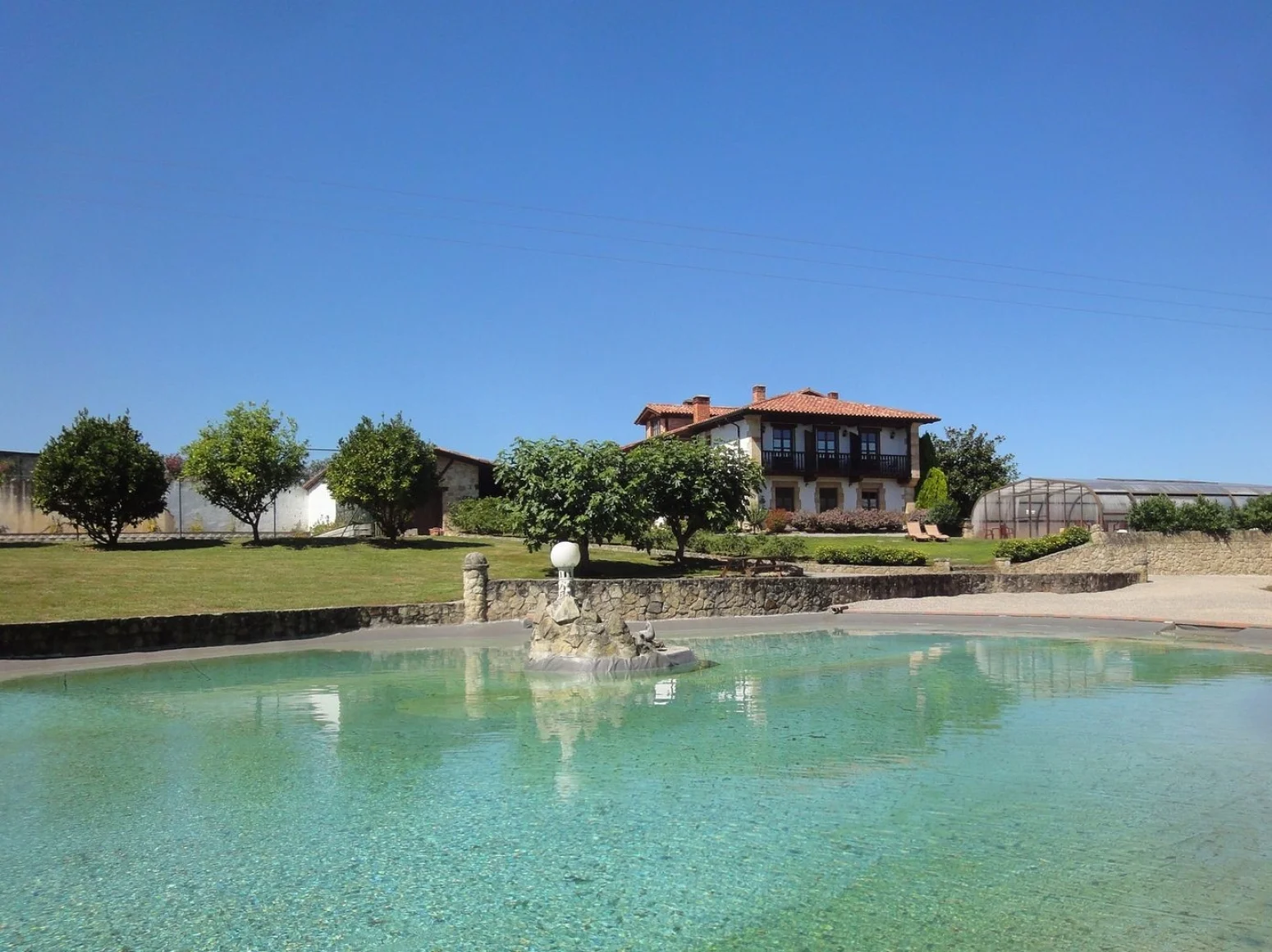 Hotel and rural residence near Santillana
