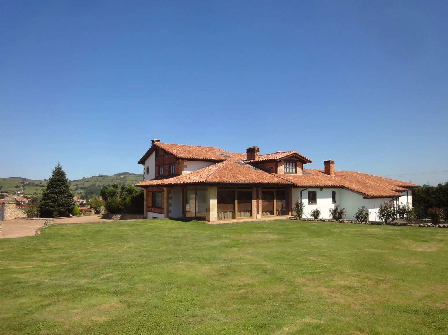 Hotel-residence estate near Santillana