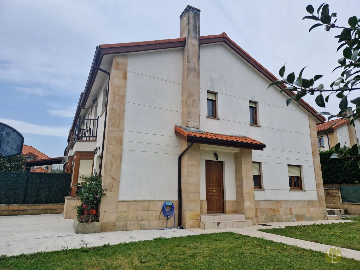 Corner townhouse in Valles, four bedrooms