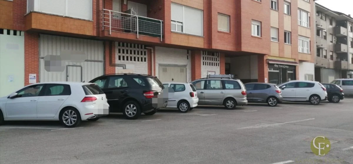 Large commercial unit near health centre