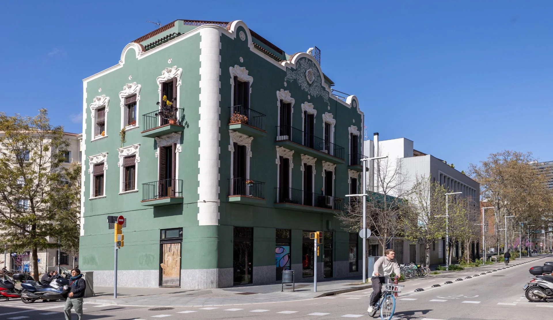 Piso modernista reformado de cinco dormitorios
