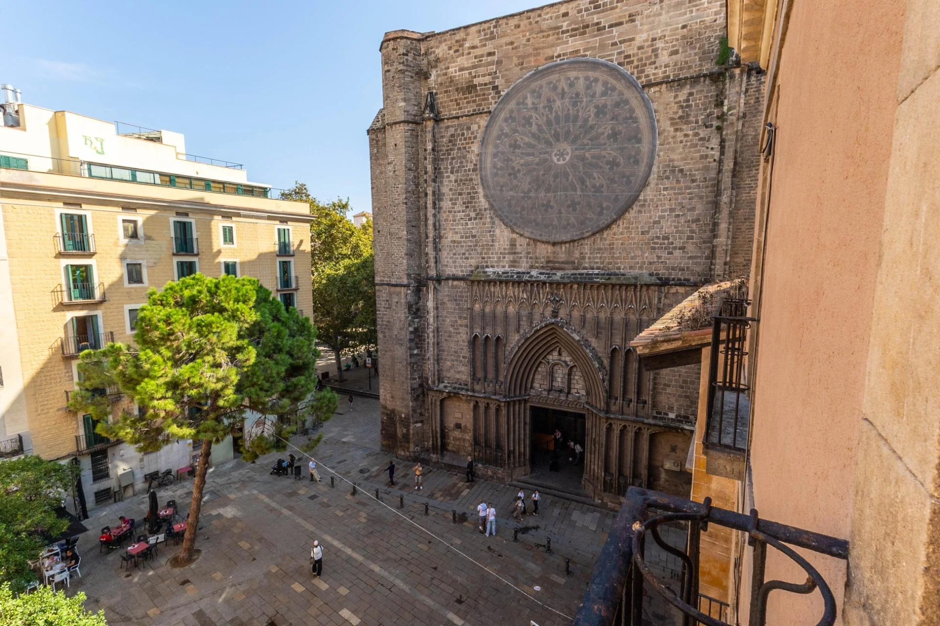 Historic Gòtic flat with basilica views