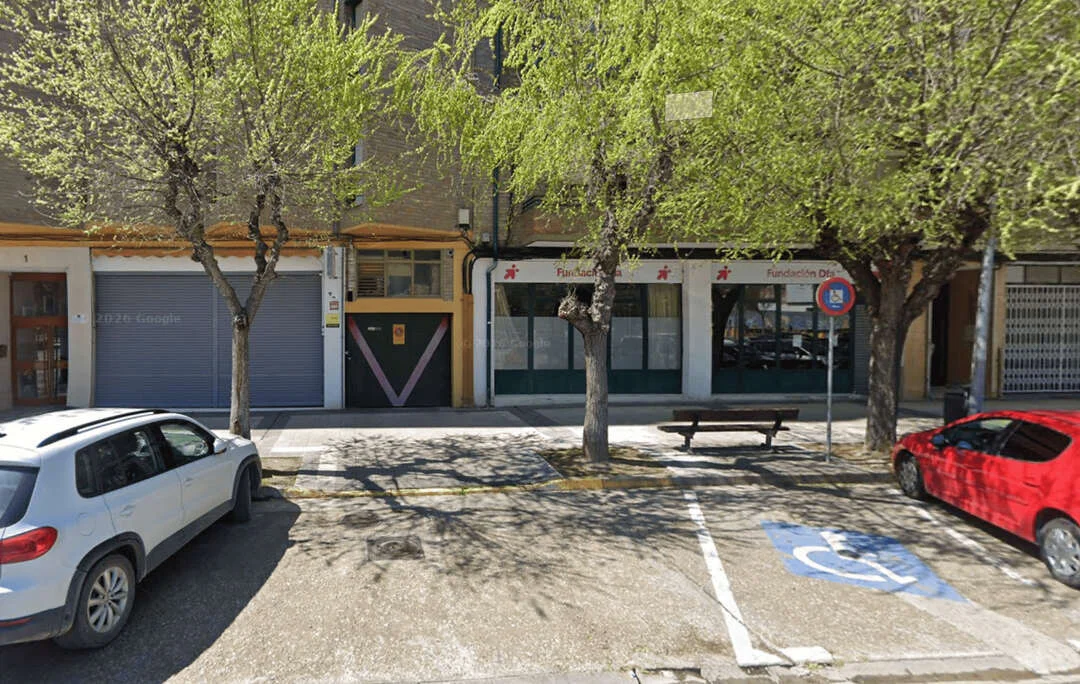 Garaje protegido para coche pequeño en Huesca