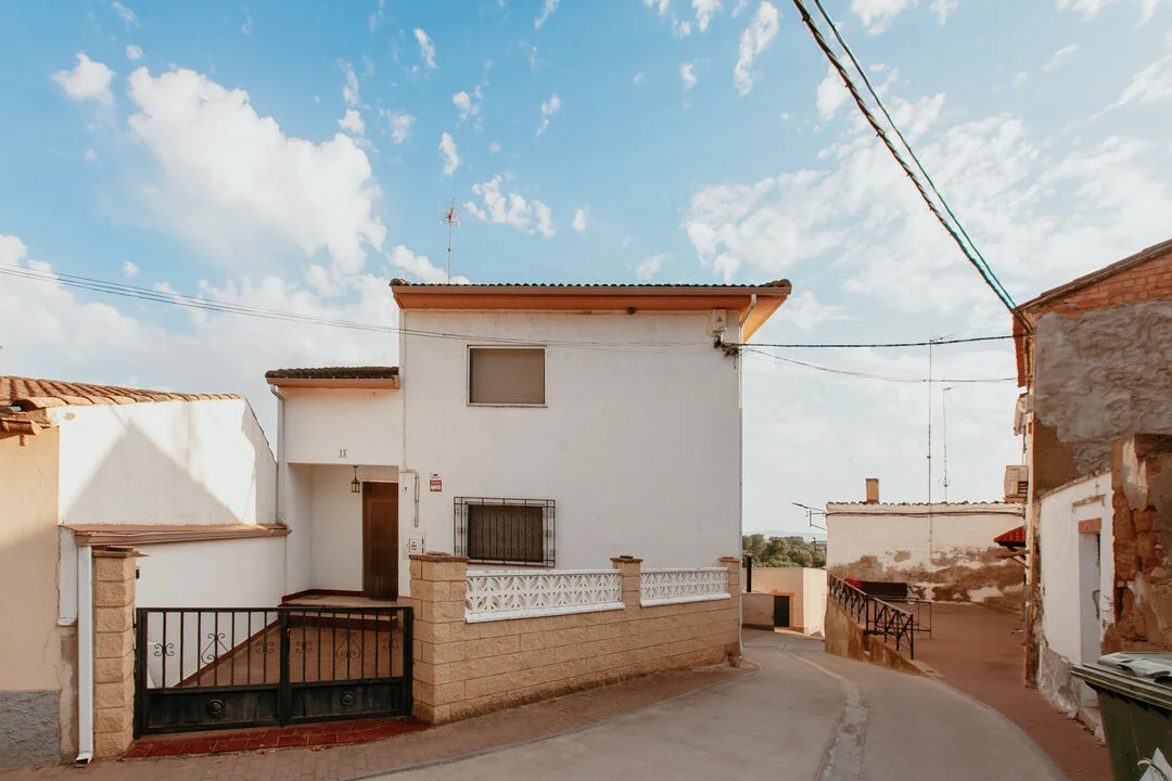 Amplia casa de tres plantas y siete dormitorios