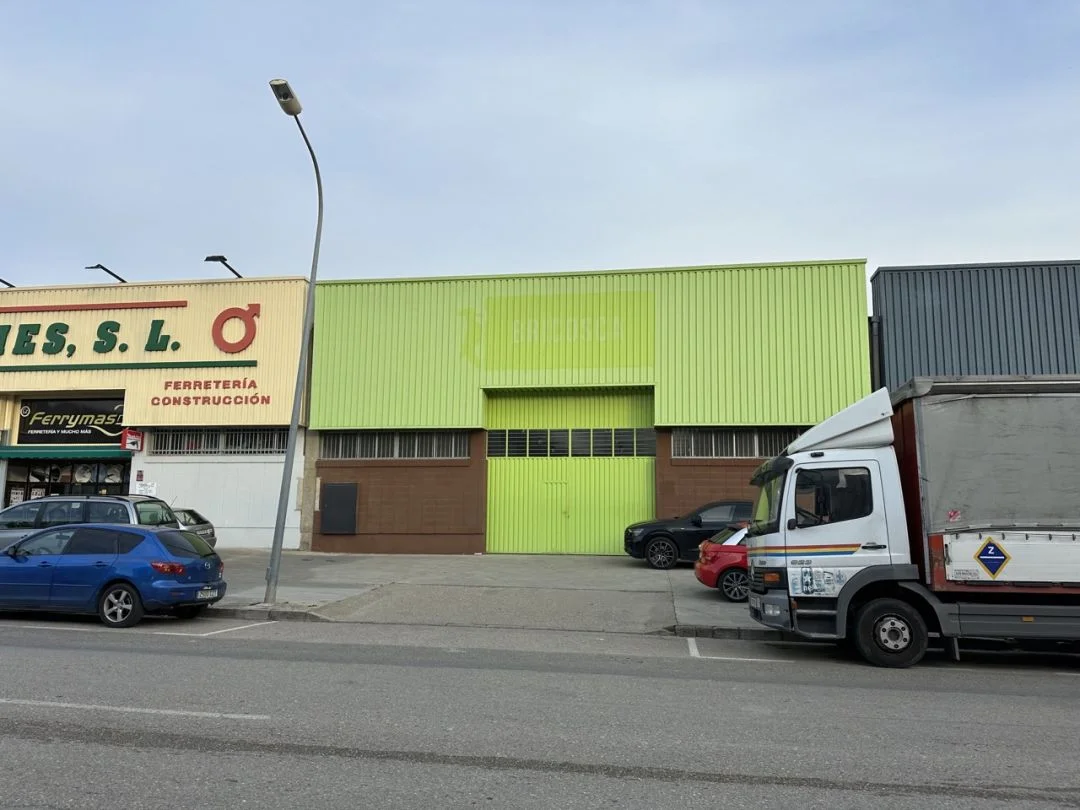 Nave industrial con doble acceso en Huesca
