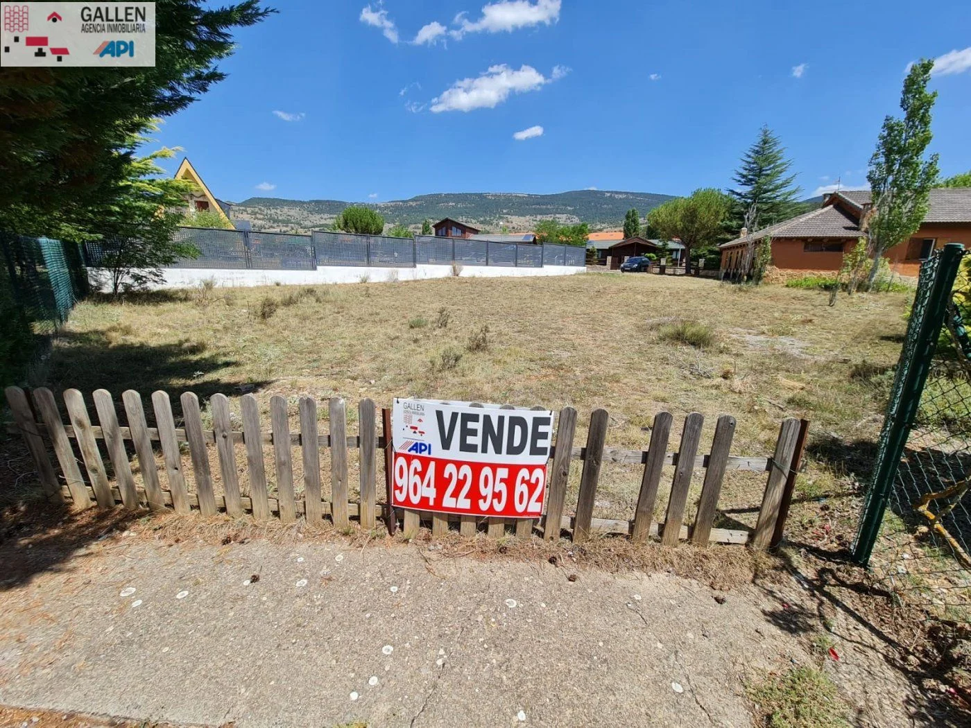 Parcela montañosa de 500 m² urbanizada