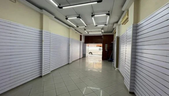 Local comercial a pie de calle con altillo