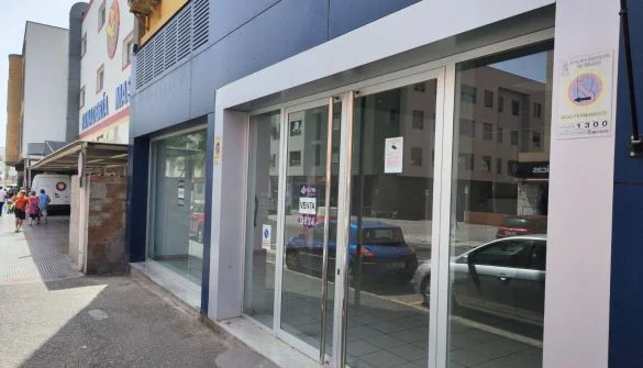 Rented commercial unit with dual frontage
