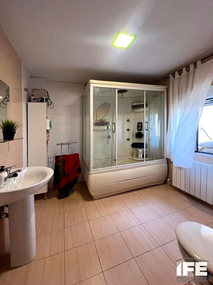 Casa rural con jardín y garaje