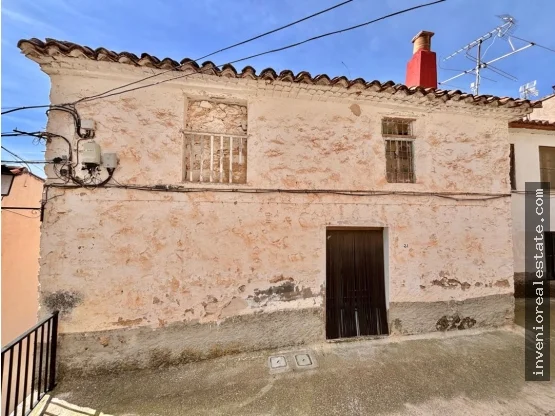Renovation house with village potential