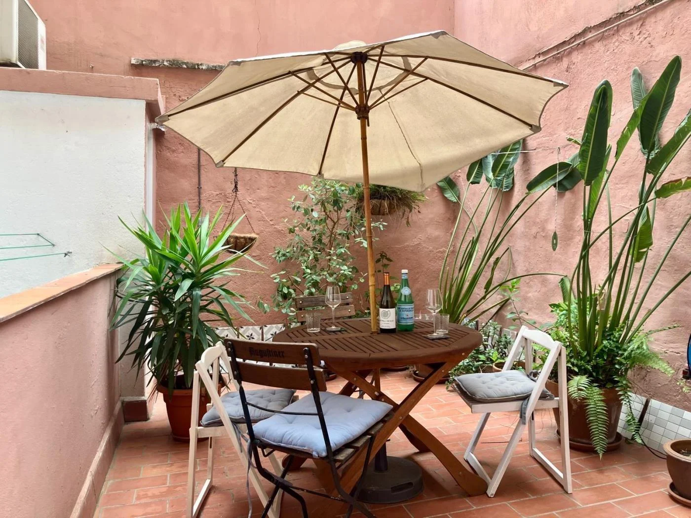 Apartamento renovado en El Born con patio