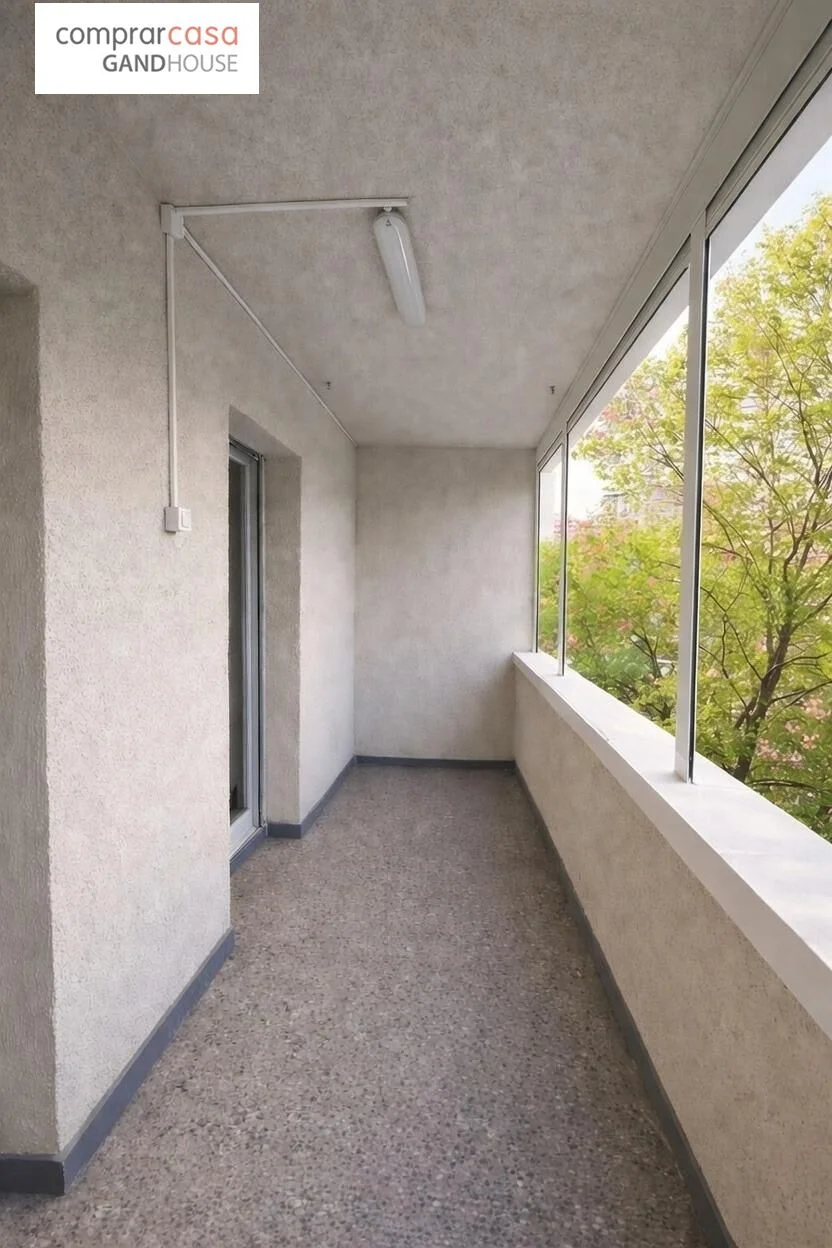 Spacious south-facing flat in La Verneda