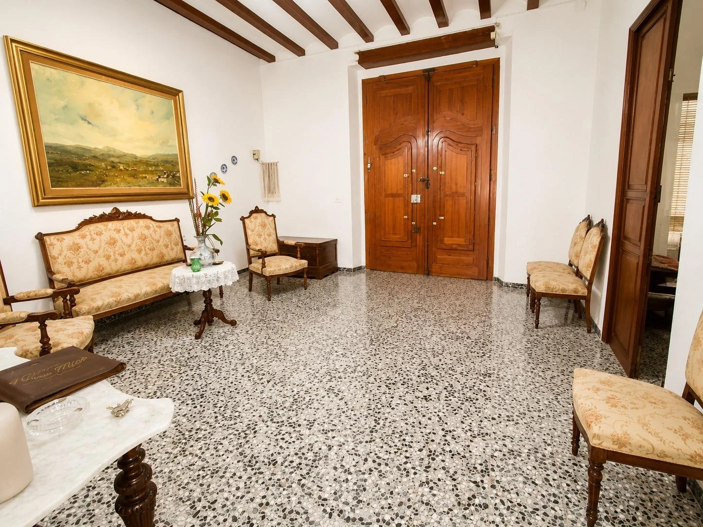 Large two-street house, six bedrooms