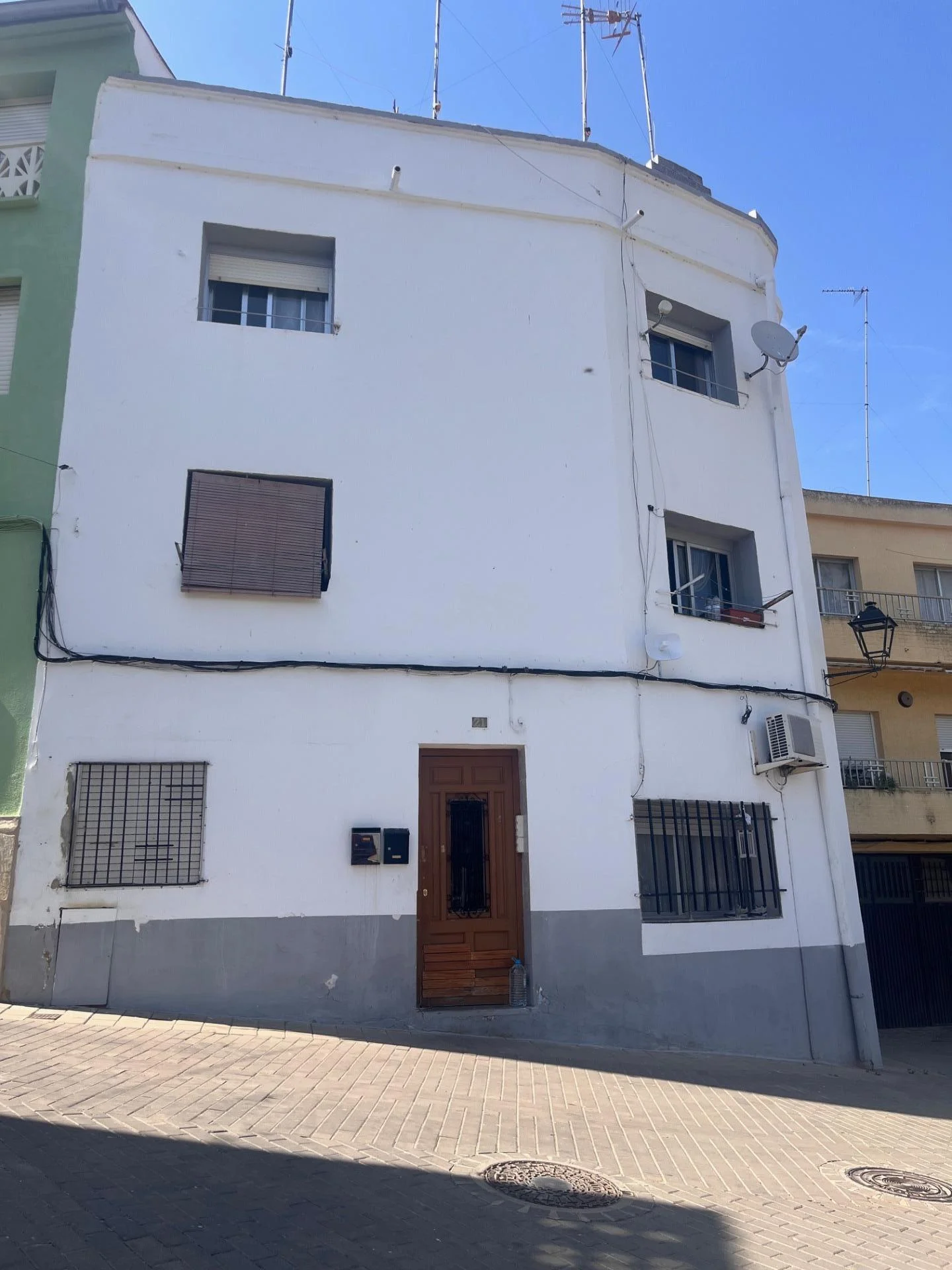 Quesa building with four rentable levels
