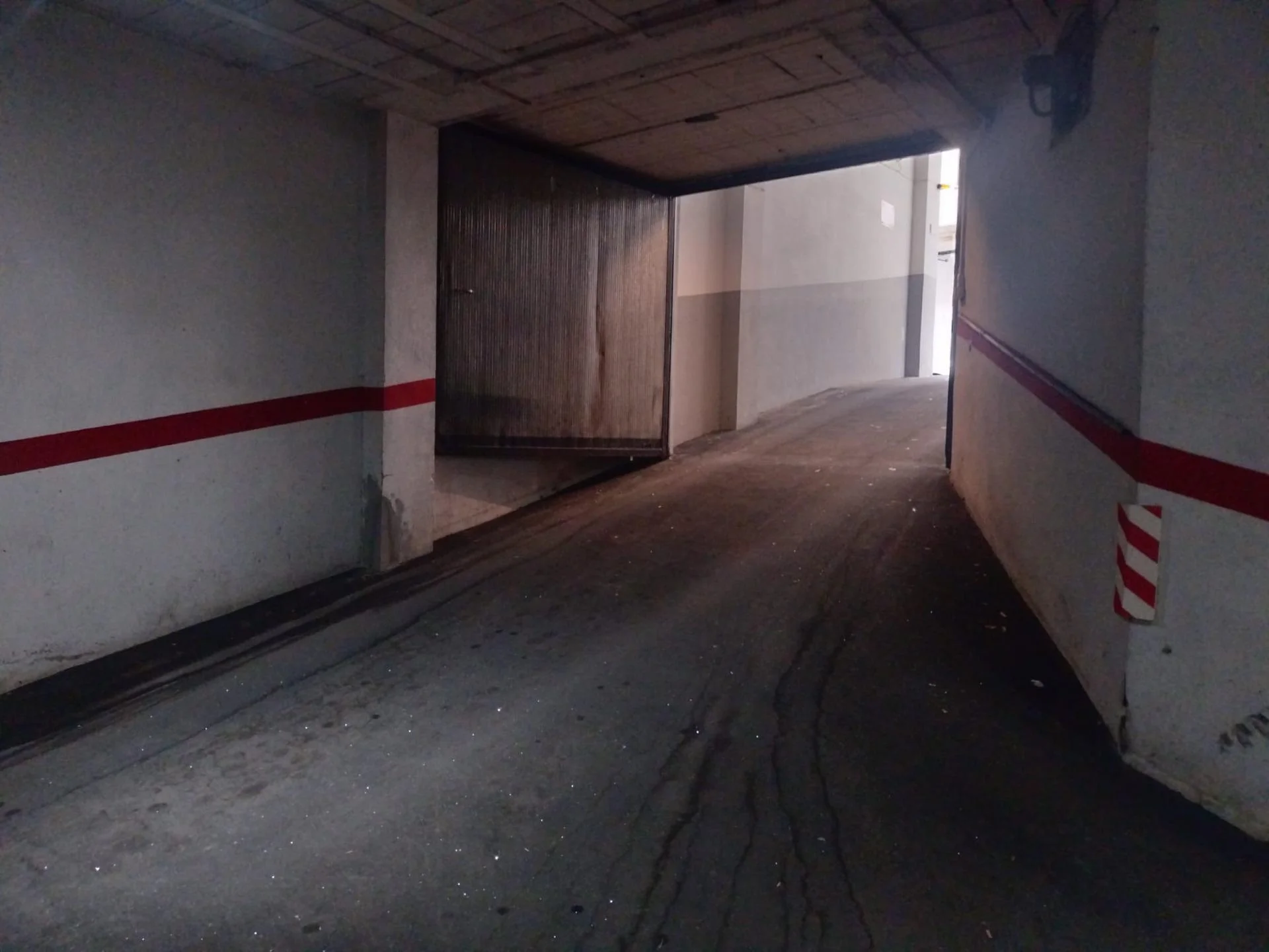 Secure closed garage in Canals, 30 m²