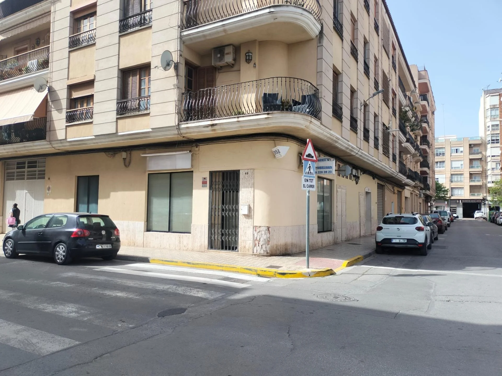Tenanted commercial unit in Canals, 53 m²