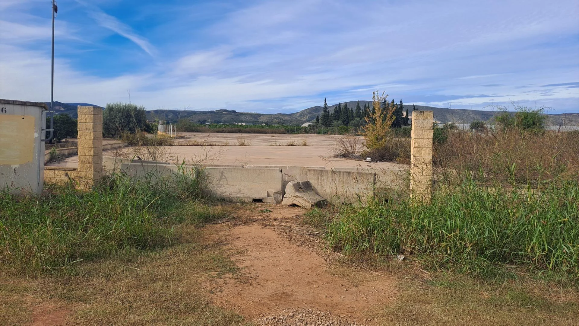 Large reinforced concrete land plot