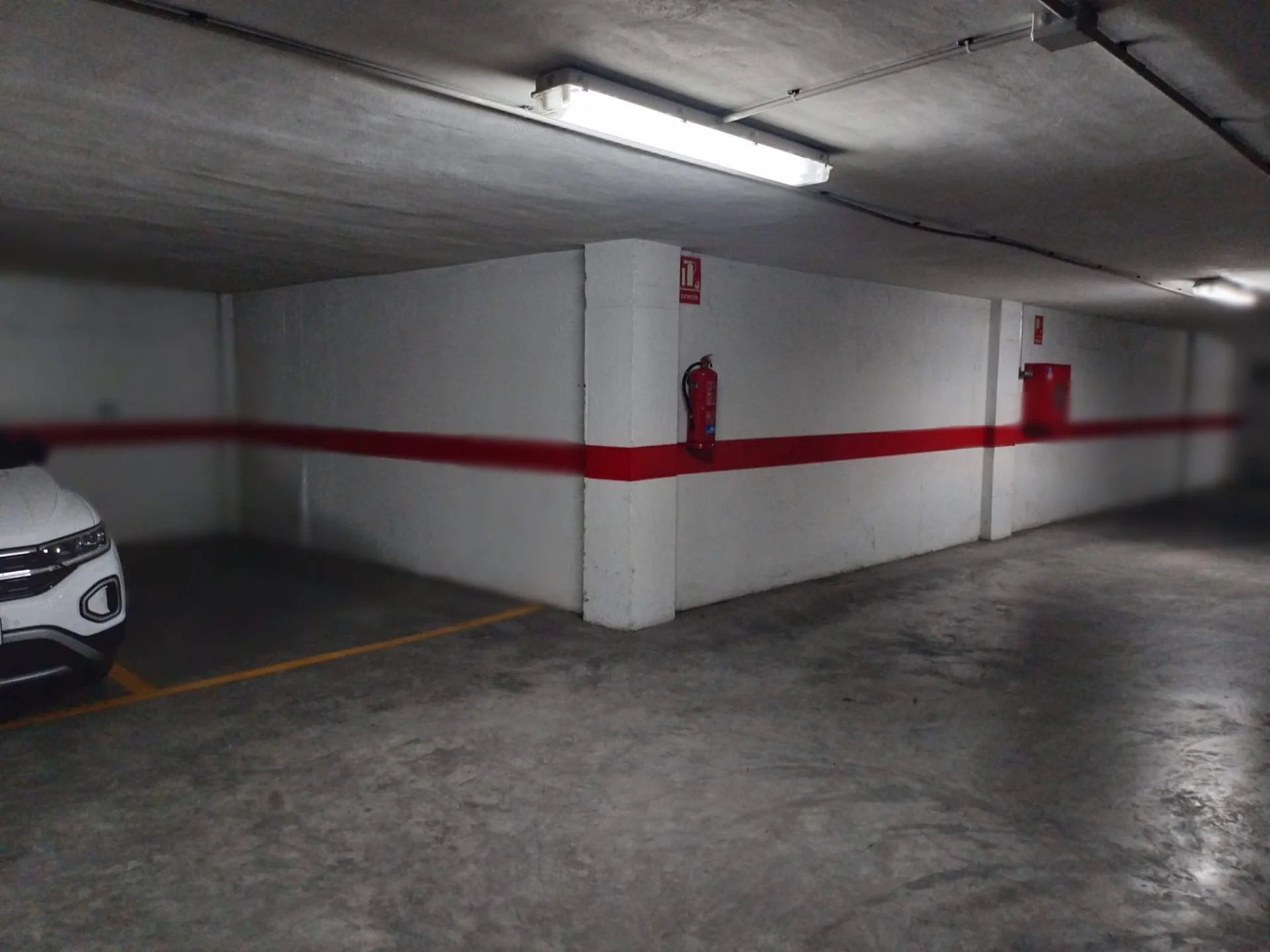 Spacious 24 m² garage in Canals