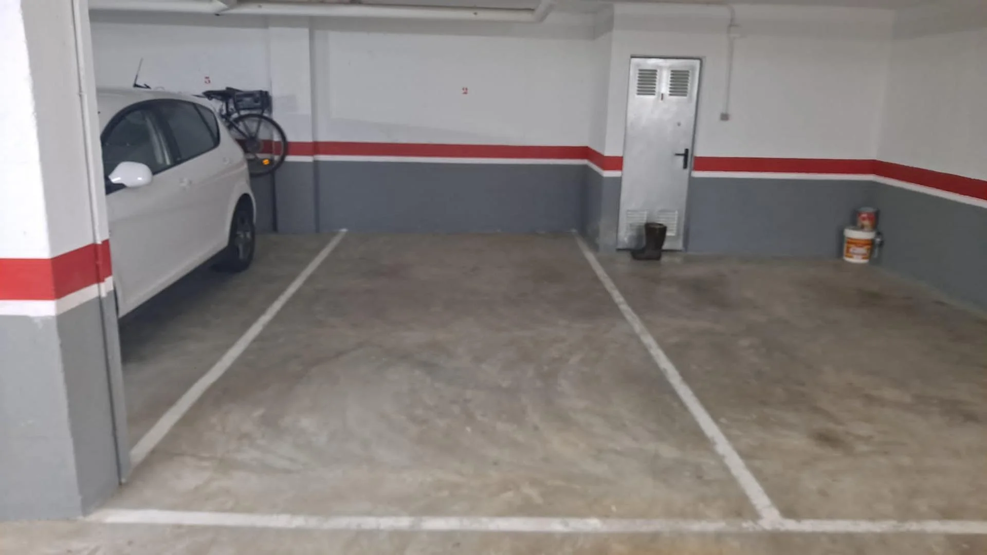 Large central garage, 15.73 m²