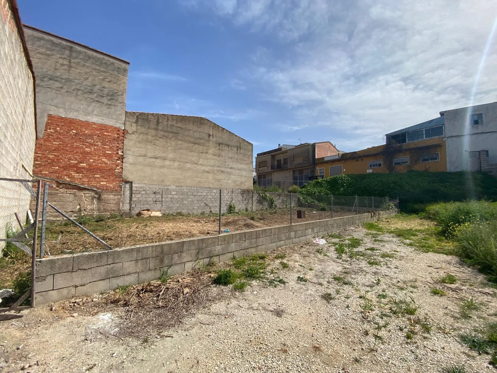 Corner urban plot with future access