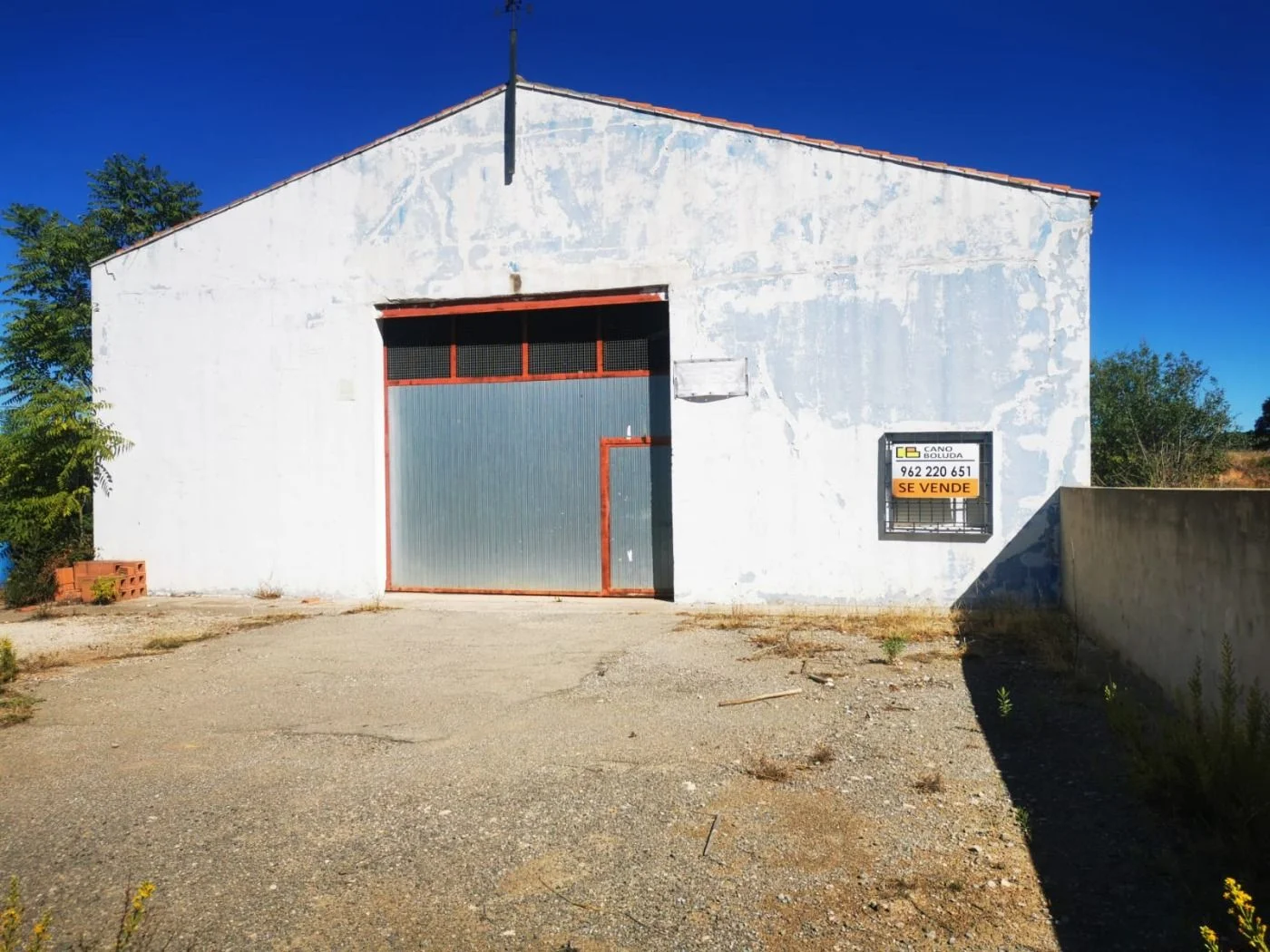 Rural land with 600 m² warehouse